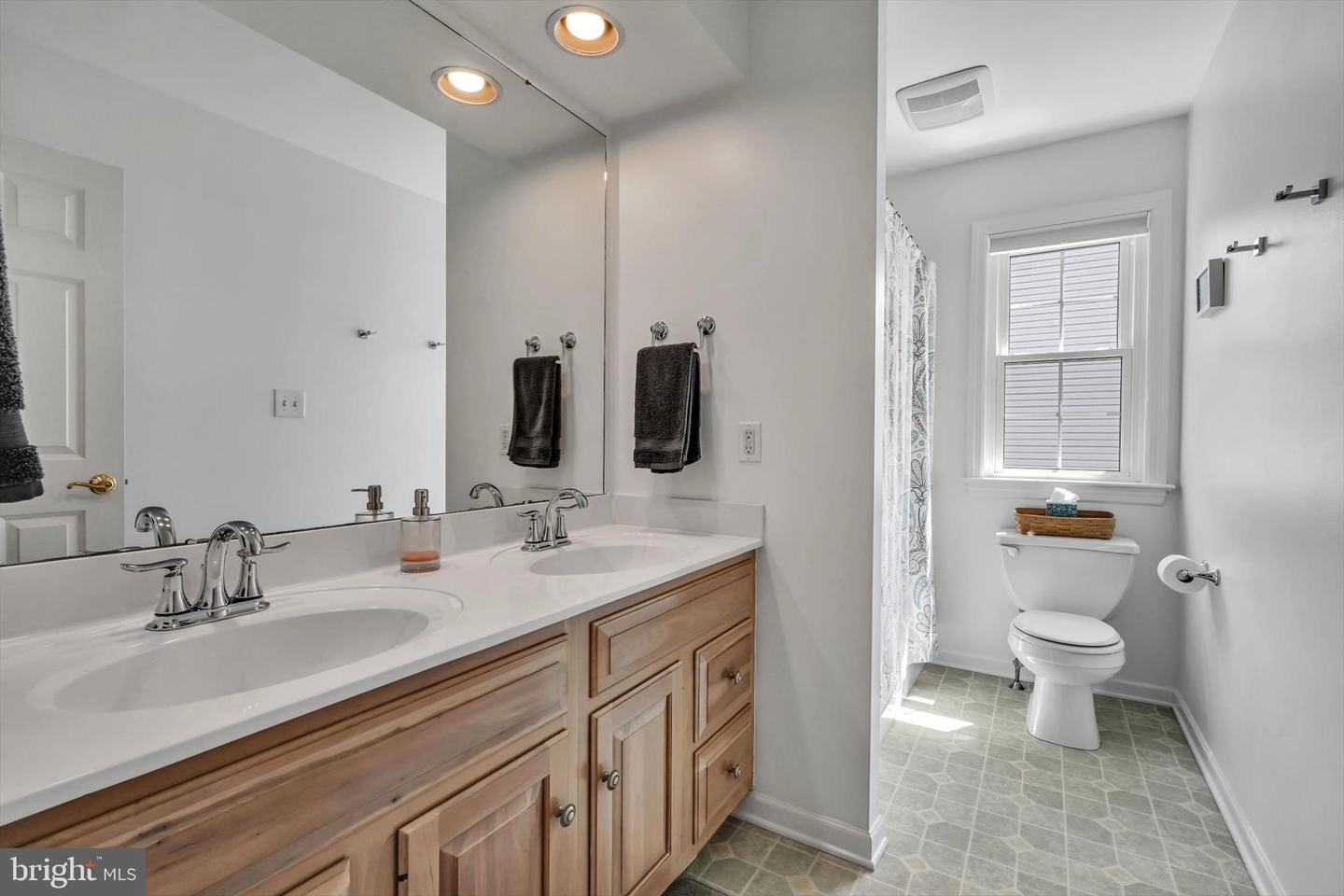 Bath - 9 Field Ln, Lititz, PA 17543 photo 3 of 3