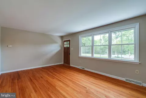 Living - 404 Owl Hill Rd, Lititz, PA 17543 photo 2 of 4