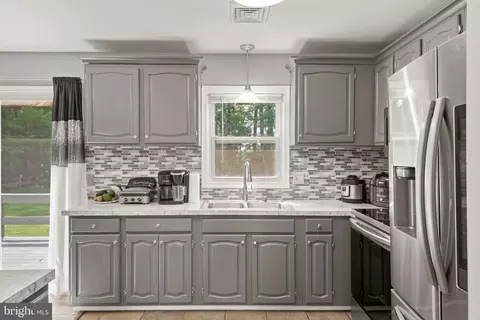 Kitchen - 532 Wood View Dr, Lititz, PA 17543 photo 3 of 4