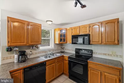 Kitchen - 311 Partridge Dr, Lititz, PA 17543 photo 3 of 4