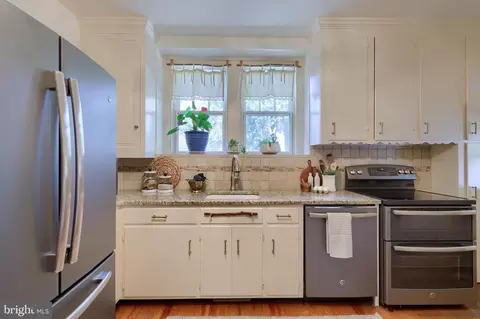 Kitchen - 413 Woodcrest Ave, Lititz, PA 17543 photo 2 of 4