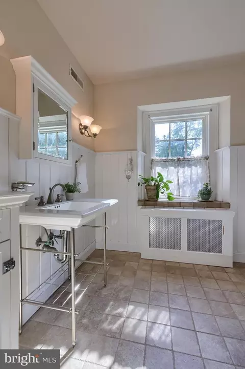 Bath - 413 Woodcrest Ave, Lititz, PA 17543 photo 1 of 6