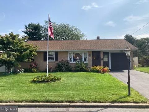 305 Oak Ave, New Holland, PA 17557