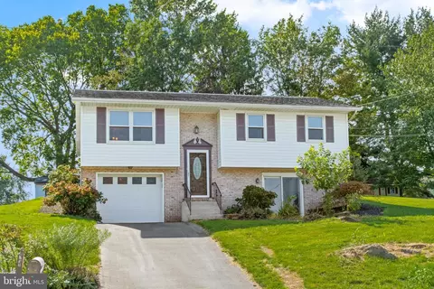 311 Longfellow Dr, Lancaster, PA 17602