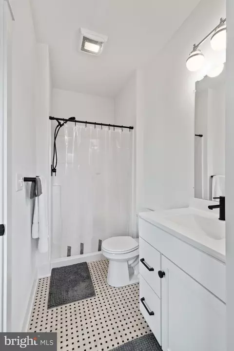 Bath - 601 Stonehenge Dr, Lititz, PA 17543 photo 6 of 6