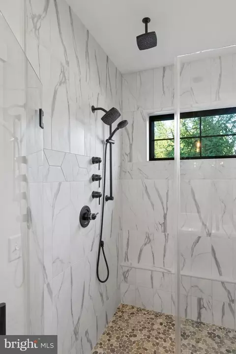Bath - 601 Stonehenge Dr, Lititz, PA 17543 photo 5 of 6