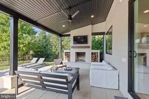 Exterior - 601 Stonehenge Dr, Lititz, PA 17543 photo 9 of 13