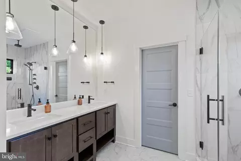 Bath - 601 Stonehenge Dr, Lititz, PA 17543 photo 3 of 6