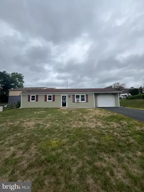 444 S 9th St, Akron, PA 17501