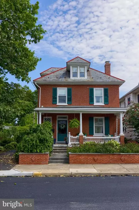 213 S Spruce St, Lititz, PA 17543 photo 3