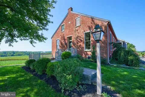 180 Sheep Ln, Millersville, PA 17551