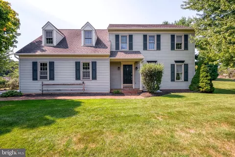 Exterior - 150 Briar Hill Rd, Lititz, PA 17543 photo 3 of 10
