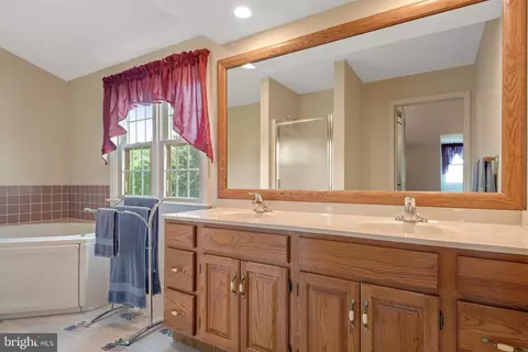 Bath - 150 Briar Hill Rd, Lititz, PA 17543 photo 1 of 4