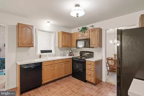 Kitchen - 150 Briar Hill Rd, Lititz, PA 17543 photo 2 of 3
