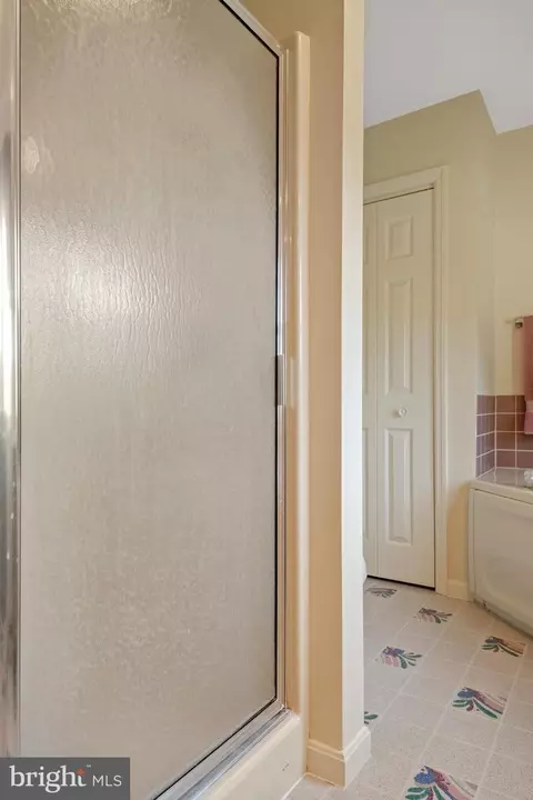 Bath - 150 Briar Hill Rd, Lititz, PA 17543 photo 2 of 4