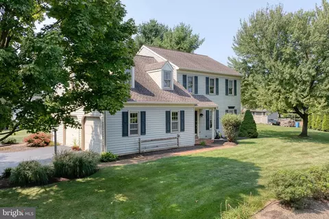 Exterior - 150 Briar Hill Rd, Lititz, PA 17543 photo 4 of 10