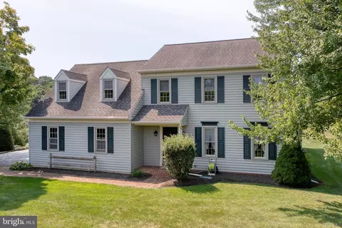 Exterior - 150 Briar Hill Rd, Lititz, PA 17543 photo 2 of 10