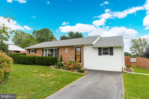 810 Robin Rd, Lancaster, PA 17601