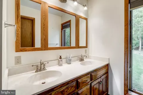 Bath - 893 Timberline Dr, Gap, PA 17527 photo 2 of 6