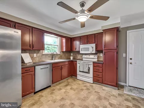 Kitchen - 587 Hi View Dr, Lititz, PA 17543 photo 2 of 4