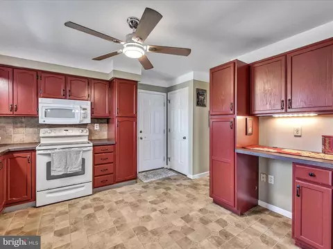 Kitchen - 587 Hi View Dr, Lititz, PA 17543 photo 3 of 4