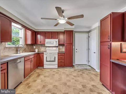 Kitchen - 587 Hi View Dr, Lititz, PA 17543 photo 4 of 4