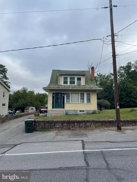 108 E Main St, Reinholds, PA 17569