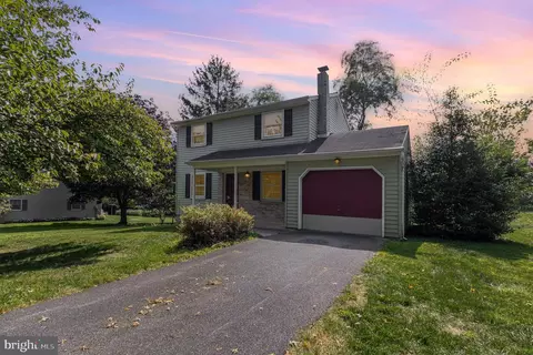 328 Sun Valley Dr, Leola, PA 17540