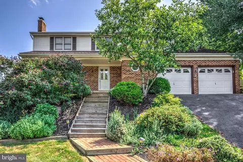 2 Briarwood Ln, Ephrata, PA 17522