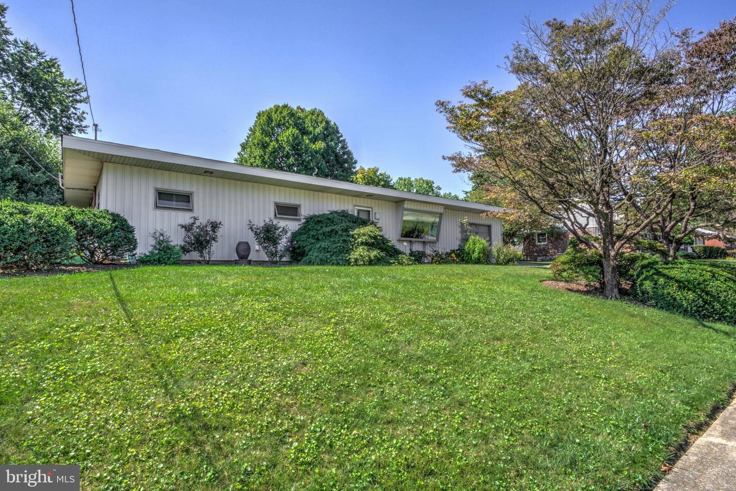 318 Gochnauer Ave, Lititz, PA 17543 photo 2