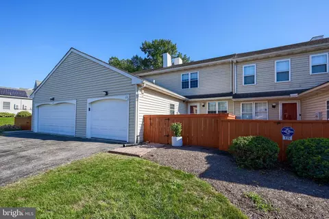 131 Treetops Dr, Lancaster, PA 17601