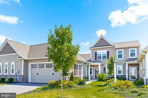 356 Meadow Rose Dr, Lititz, PA 17543