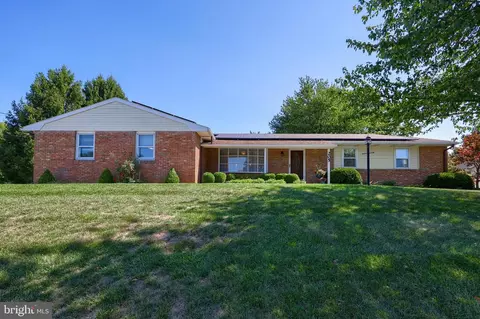 205 Broad St, Akron, PA 17501