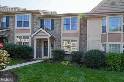 714 Royal View Dr, Lancaster, PA 17601