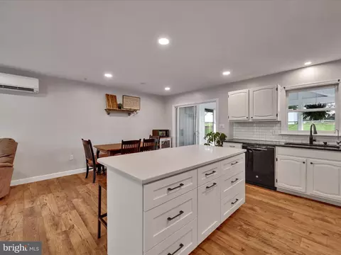 Kitchen - 209 Ironstone Dr, Lititz, PA 17543 photo 2 of 4
