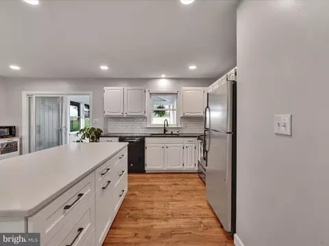 Kitchen - 209 Ironstone Dr, Lititz, PA 17543 photo 3 of 4