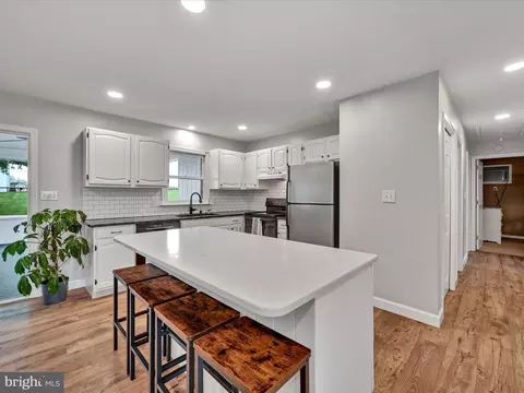 Kitchen - 209 Ironstone Dr, Lititz, PA 17543 photo 4 of 4