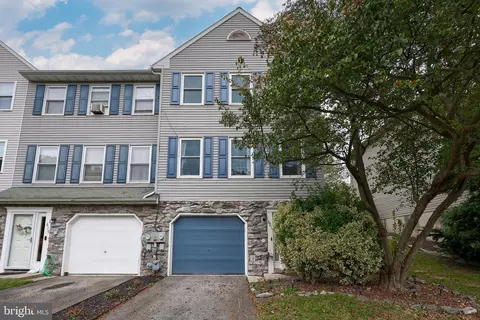 621 Emerald Dr, Lancaster, PA 17603