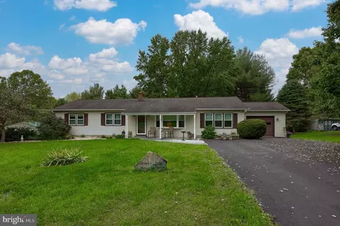 19 Apache Ln, Willow Street, PA 17584