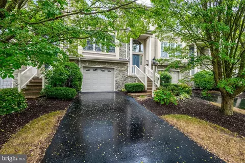 647 Royal View Dr, Lancaster, PA 17601