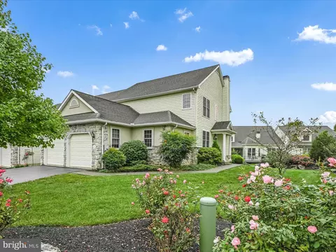 8 Red Leaf Ln, Lancaster, PA 17602