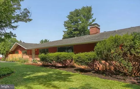 1949 Pine Dr, Lancaster, PA 17601