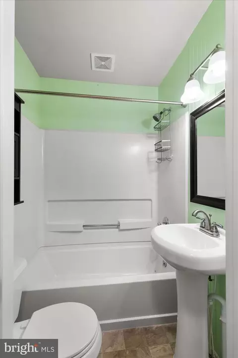Bath - 462 Crosswinds Dr, Lititz, PA 17543 photo 1 of 2