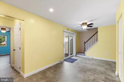 Living - 462 Crosswinds Dr, Lititz, PA 17543 photo 3 of 3