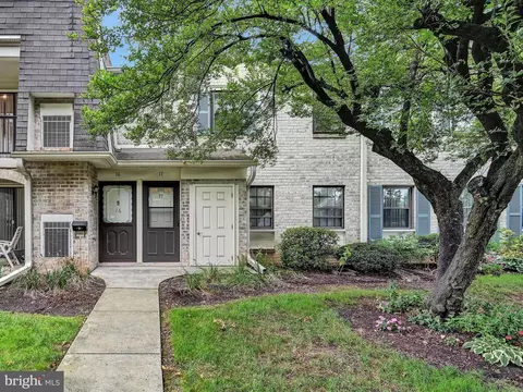 17 Valleybrook Dr, Lancaster, PA 17601