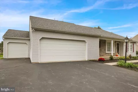 Exterior - 320 Royal Hunt Way, Lititz, PA 17543 photo 1 of 4