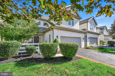 712 Woodfield Dr, Lititz, PA 17543 photo 2
