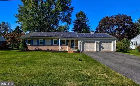 316 Homecrest Dr, Willow Street, PA 17584