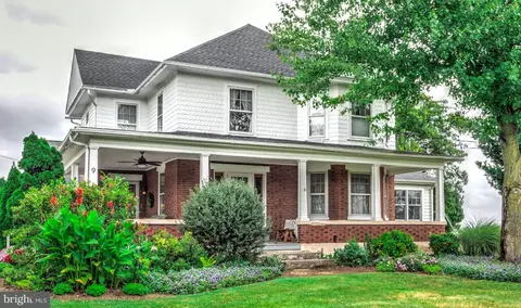 9 N Kinzer Rd, Kinzers, PA 17535