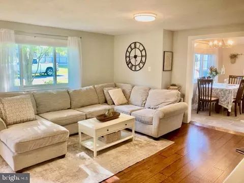 Living - 765 Maple St, Lititz, PA 17543 photo 4 of 4